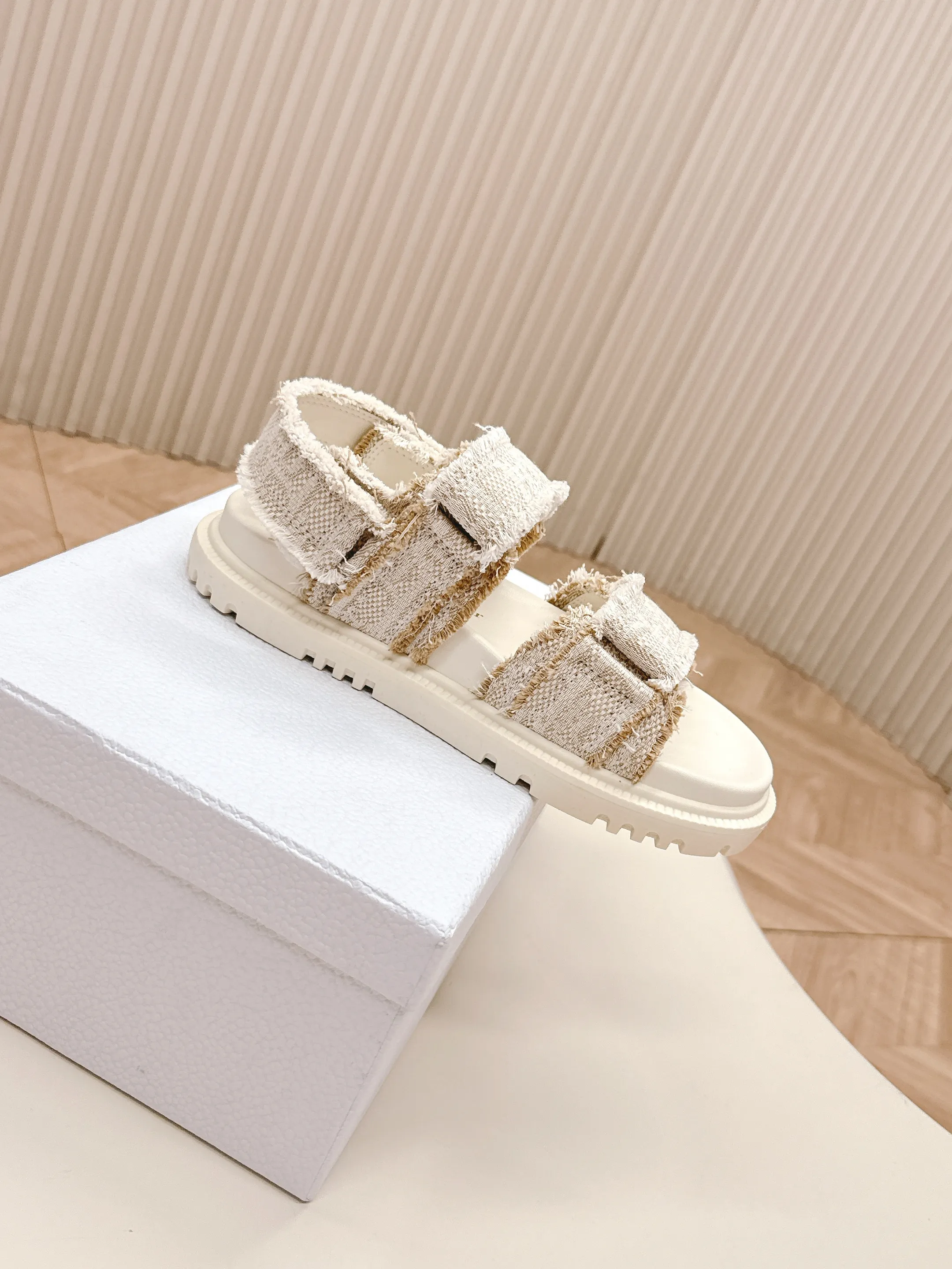 👟👟Ex-factory price 460👟👟 New color cloth, classic upgrade plus 2025 new color series Dior Dior classic Velcro sandals and slippers series, original replica, high version, super durable and versatile, very comfortable on the feet, slim and white, original customized upper, original D hardware buckle, original TPU outsole Size: 35-41